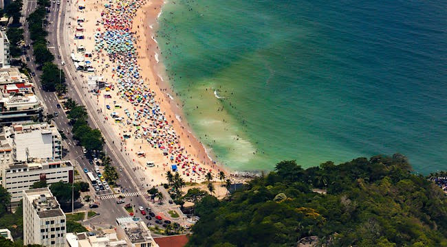Rio de Janeiro ở Brazil nổi tiếng với những bãi biển đẹp, lễ hội carnival sôi động và bức tượng Chúa Kitô Cứu Thế trên đỉnh núi Corcovado,...