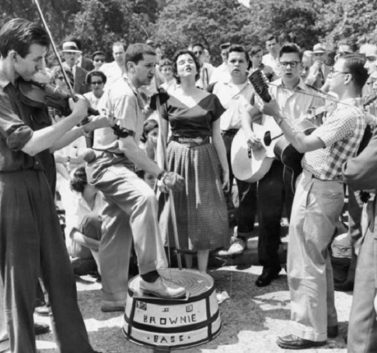 Một nhóm nhạc dân gian biểu diễn ở làng Greenwich vào tháng 6/1955.
