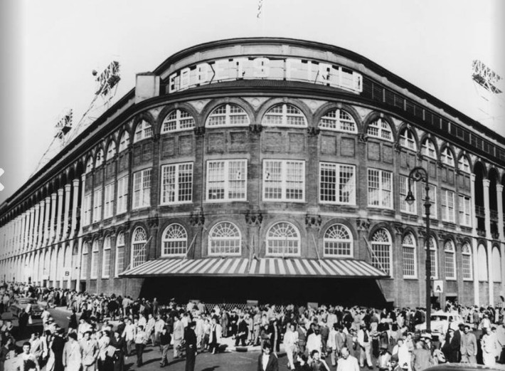 Sân vận động Ebbets Field ở Brooklyn.