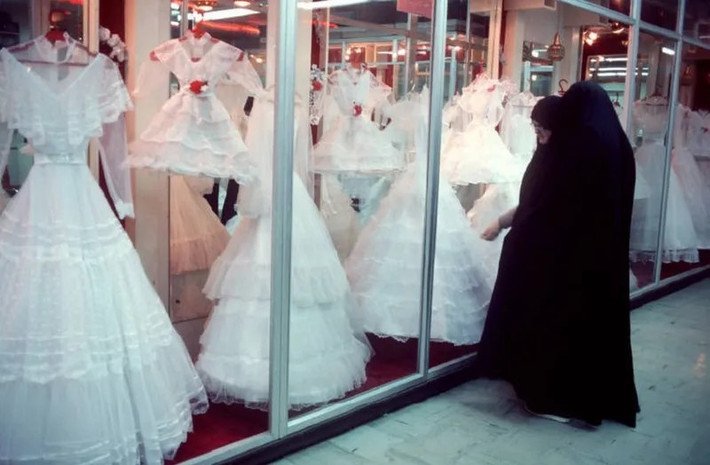 Một cửa hàng váy cưới ở Tehran năm 1986.