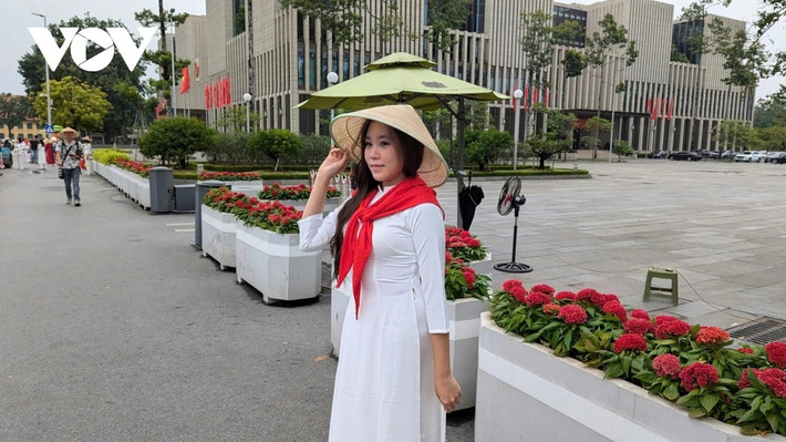Khuôn mặt ai nấy đều ánh lên niềm hân hoan, rạng rỡ, niềm tự hào dân tộc và tình yêu quê hương, đất nước, hướng về Đại lễ kỷ niệm 80 năm Cách mạng Tháng Tám và Quốc khánh 2/9.