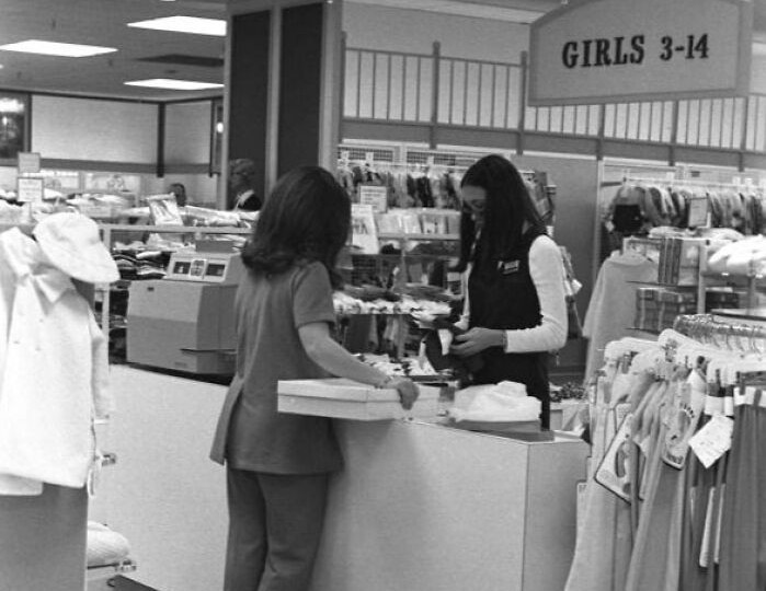 Người phụ nữ mua quần áo tại trung tâm thương mại Northwood, Tallahassee, năm 1971.