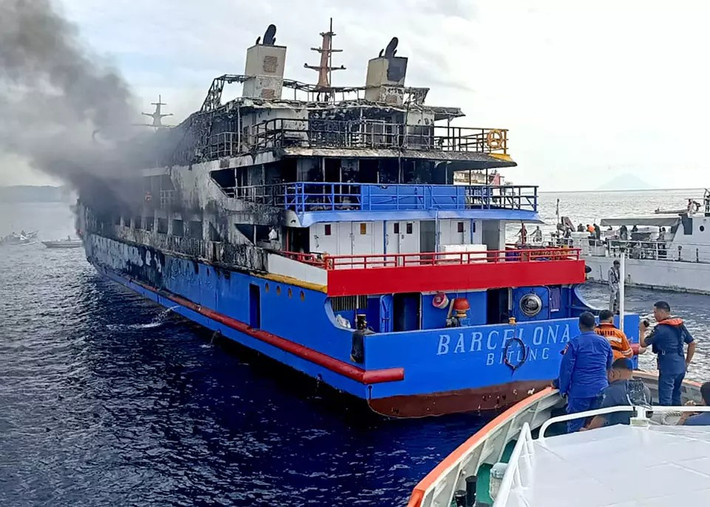 Một đoạn video do cơ quan cứu hộ Manado công bố cho thấy tàu tuần duyên phun nước vào chiếc phà đang bốc khói đen. Ảnh: Basarnas.