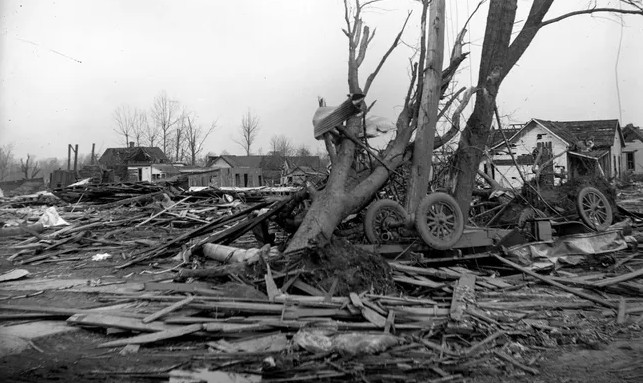 Theo USA Today, vào ngày 18/3/1925, một trận lốc xoáy kinh hoàng càn quét qua bang Missouri, Illinois và Indiana của nước Mỹ, giết chết 695 người và làm bị thương 2.000 người khác. (Nguồn ảnh: USA Today, Lưu trữ của Đại học Nam Indiana)
