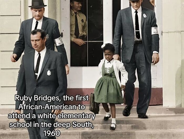 Bức ảnh lịch sử này chụp Ruby Bridges, người Mỹ gốc Phi đầu tiên theo học tại Trường tiểu học William Frantz trước đây chỉ dành cho người da trắng ở Louisiana, Mỹ, vào năm 1960. (Nguồn ảnh: Bored Panda)