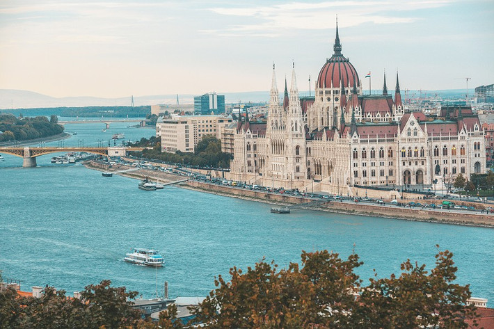 Nhiều tòa nhà cao đúng 96 mét ở thủ đô Budapest bởi con số 96 có ý nghĩa đặc biệt đối với người dân Hungary. Ảnh: CFP.
