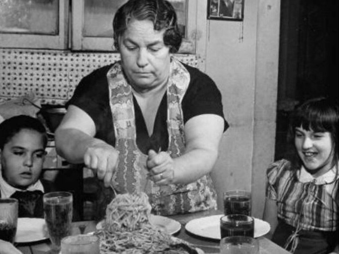 Một gia đình người Italy ngồi ăn tối ở Tarrytown, New York, Mỹ, vào tháng 12/1943.