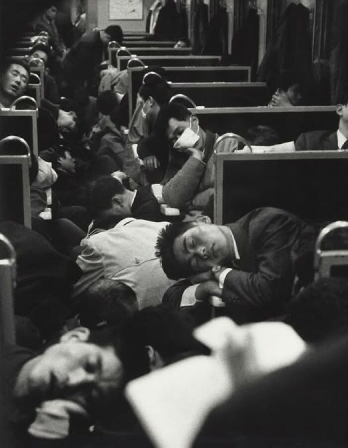 Trên chuyến tàu sáng sớm ở Nhật Bản năm 1964.