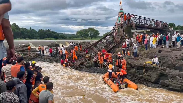 "Theo thông tin sơ bộ, cây cầu đã cũ và rỉ sét. Nhiều du khách đang đứng trên cầu khi nó sụp đổ”, Ajit Pawar, một quan chức của bang Maharashtra, cho biết. Ảnh: PTI.