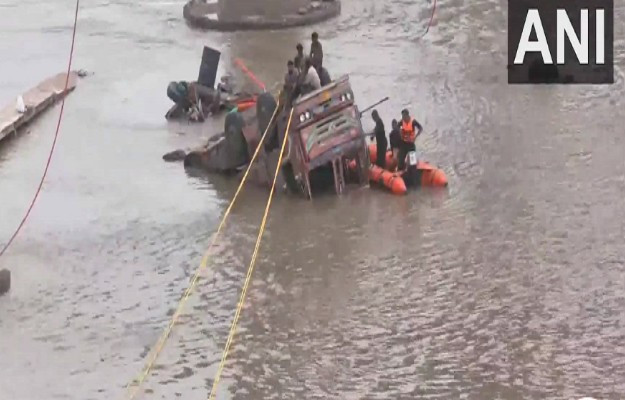 Cây cầu bị sập nằm cách thành phố Vadodara khoảng 25 km và là tuyến đường quan trọng cho các phương tiện vận tải đi về Saurashtra. Ảnh: ANI.