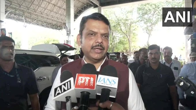 Thủ hiến bang Maharashtra, Devendra Fadnavis, tuyên bố chính quyền sẽ hỗ trợ 500.000 rupee cho mỗi gia đình có người thân thiệt mạng trong vụ sập cầu. Chính quyền cũng sẽ chi trả toàn bộ chi phí điều trị y tế cho những người bị thương. Ảnh: ANI.