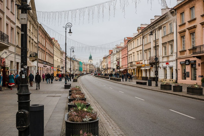 Warsaw là thủ đô của Ba Lan và cũng là một trong những thành phố lớn nhất ở Châu Âu. Ảnh chụp một phần của phố đi bộ chính Krakowskie Przedmieście ở thủ đô Warsaw. (Nguồn ảnh: BP)