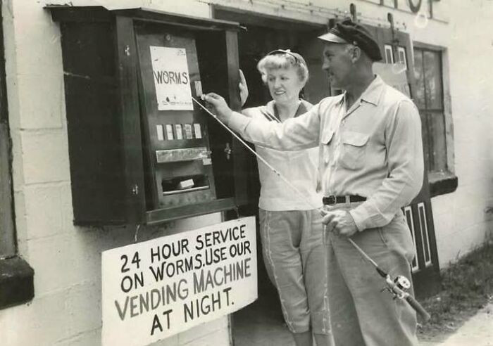 Máy bán giun tự động vào năm 1957.