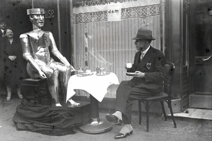 George, chú robot hình người được chế tạo bởi kỹ sư động cơ Alan Herbert Reffell và WH Richards, năm 1930.
