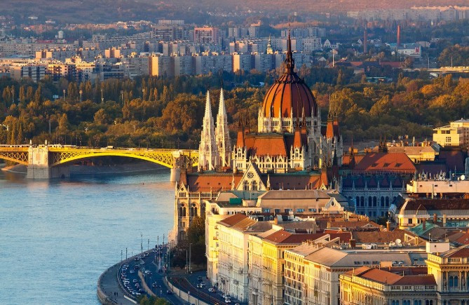 Tiếng Hungary được coi là một trong những ngôn ngữ độc đáo và phức tạp nhất ở châu Âu vì nó không thuộc ngữ hệ Ấn-Âu như các ngôn ngữ châu Âu khác, mà thuộc về ngữ hệ Ural. Ảnh: Alamy.