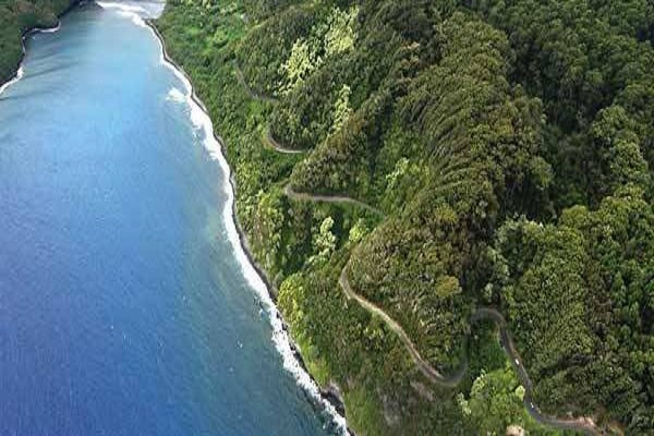 Đường cao tốc Hana dài 84 km và nằm ở Maui, Hawaii (Mỹ). Con đường này đi qua một khu rừng mưa nhiệt đới xanh tươi tuyệt đẹp. Ảnh: Pinterest.