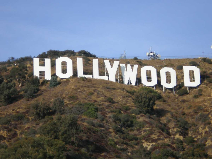 Biển hiệu Hollywood, biểu tượng của "kinh đô giải trí thế giới" Los Angeles, ban đầu được viết là “Hollywoodland” khi được dựng lên vào năm 1923. Ban đầu, đây là quảng cáo cho một dự án bất động sản ở Hollywood Hills. Theo thời gian, phần “land” (đất) đã bị xóa bỏ, chỉ còn lại “Hollywood”. Ảnh: HC.