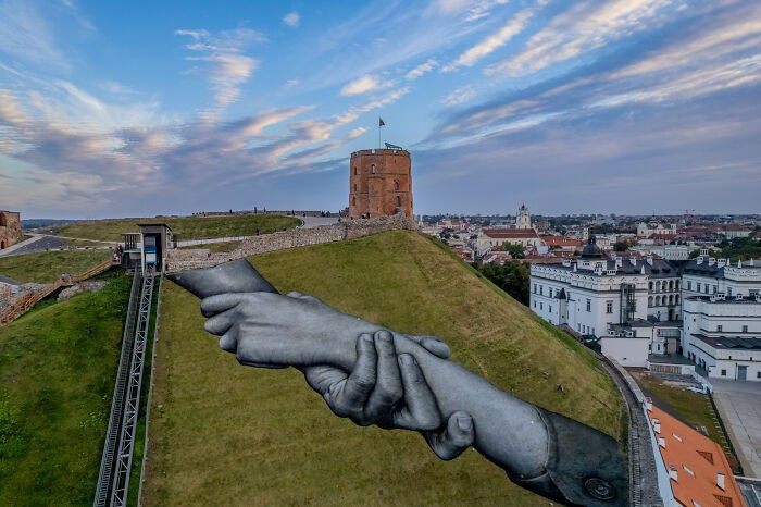 Tháp Gediminas là phần còn lại của một lâu đài trên đỉnh đồi Gediminas ở Vilnius. Có thể thấy, Litva có sự kết hợp phong phú giữa kiến trúc lịch sử và cảnh quan thiên nhiên tuyệt đẹp.