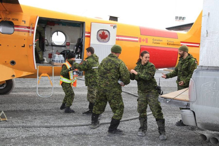Quân nhân chất hàng lên máy bay ở Alert. Ảnh: Không quân Hoàng gia Canada/Facebook.