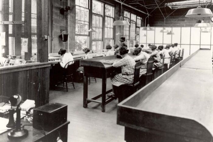 Các nữ công nhân làm việc trong một nhà máy năm 1922.