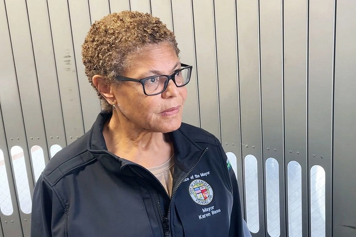 Thị trưởng Los Angeles, Karen Bass, đã lên án vụ xả súng trong một bài đăng trên mạng xã hội: "Vụ tấn công này thật tàn khốc và những kẻ gây ra phải chịu trách nhiệm. Sẽ không có sự dung thứ cho bạo lực ở thành phố này. Tôi xin chia buồn cùng các nạn nhân và gia đình họ". Ảnh: Yahoo.