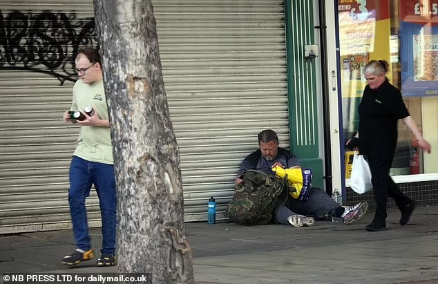 Daily Mail đưa tin, đường Hessle từng tấp nập người buôn bán và có tinh thần cộng đồng nhưng giờ đây lại tràn ngập tội phạm và hành vi phản xã hội. Ảnh: NB Press.