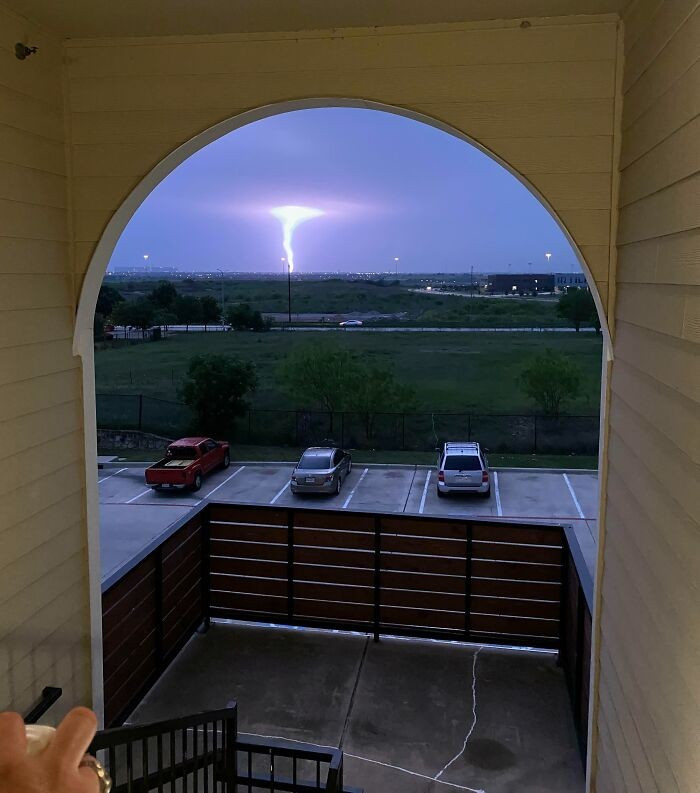 Tia sét làm nổi bật một trận lốc xoáy ở Fort Worth, Texas, Mỹ.