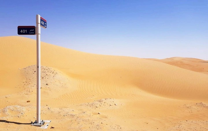 Theo Bright Side, UAE lắp đặt biển báo chỉ dẫn đường phố trên sa mạc. (Nguồn ảnh: BS)