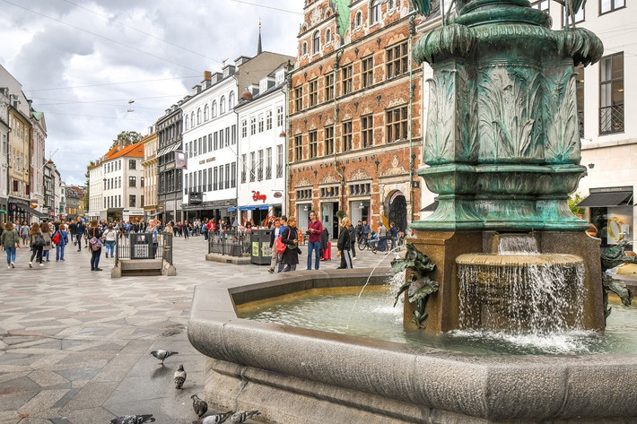 Khu phố đi bộ Strøget là trung tâm đầy sôi động của Copenhagen và là một trong những khu phố đi bộ dài nhất và lâu đời nhất trên thế giới. Ảnh: ambassadorcruiseline.com.