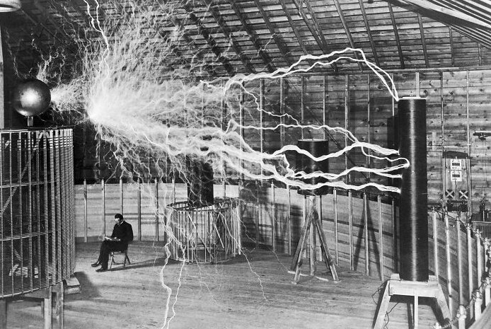 Nhà phát minh Nikola Tesla trong phòng thí nghiệm của ông ở Colorado Springs, Colorado, Mỹ, năm 1899. (Nguồn ảnh: Bored Panda)
