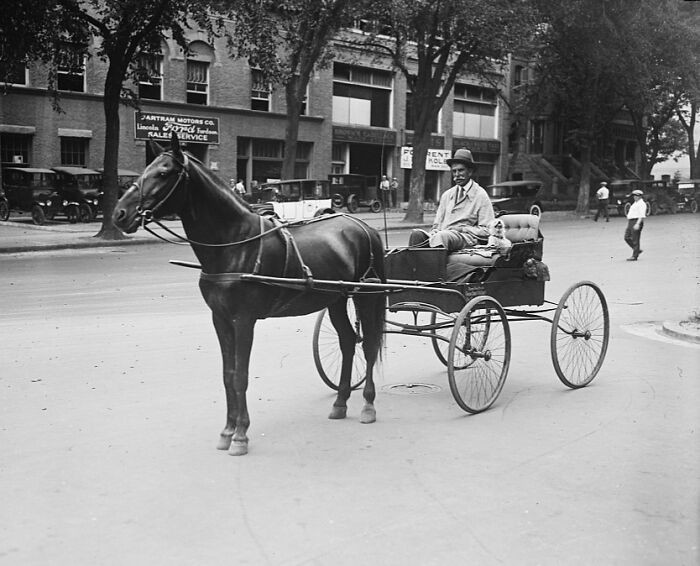 Người đàn ông đi xe ngựa năm 1924.