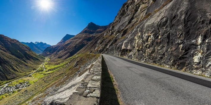 Khi lái xe trên đường Col de l'Iseran (ở Pháp), du khách chắc hẳn sẽ phải trầm trồ trước vẻ đẹp của những thác nước, danh lam thắng cảnh,...Ảnh: cycloworld.