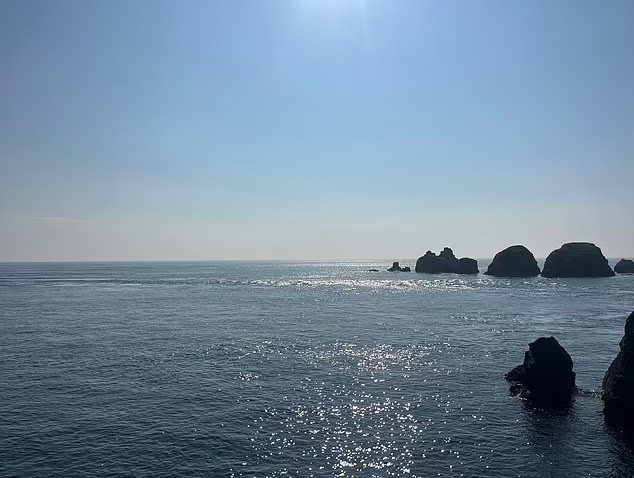 Nhiều người say mê bờ biển đẹp như tranh vẽ ở hòn đảo này.