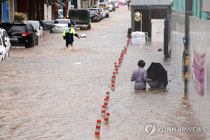 Theo Yonhap ngày 19/7, những trận mưa lớn kéo dài 4 ngày qua ở Hàn Quốc đã khiến ít nhất 9 người thiệt mạng và hàng nghìn người phải sơ tán. Ảnh: Yonhap.
