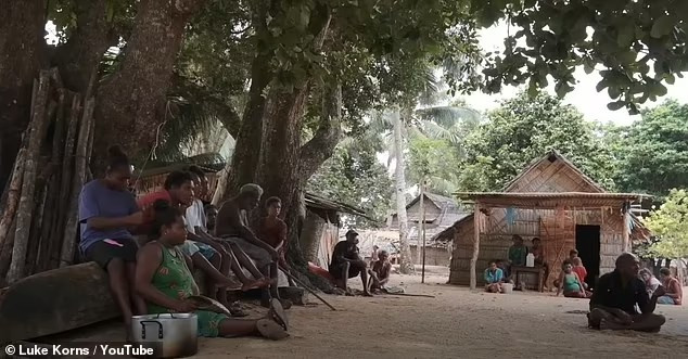 Luke cho biết ngôi làng không có hệ thống điện, người dân sử dụng đèn năng lượng mặt trời.