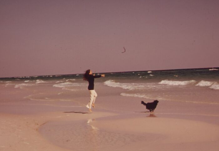 Người phụ nữ chơi đùa trên bãi biển ở Okaloosa, Florida, năm 1973.