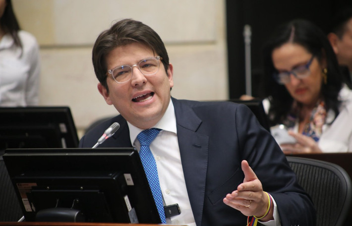 Năm 2012, ông Uribe được bầu làm Ủy viên hội đồng thành phố Bogotá ở tuổi 26. Ảnh: RTVCN.