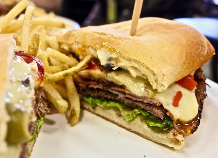 Bánh sandwich Chivito là món ăn quốc gia của Uruguay. Ảnh: NC.