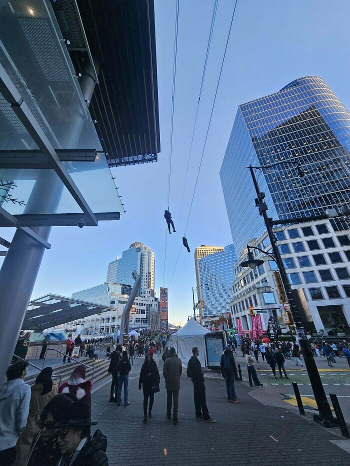 Đường trượt Zipline miễn phí trên phố Waterfront.
