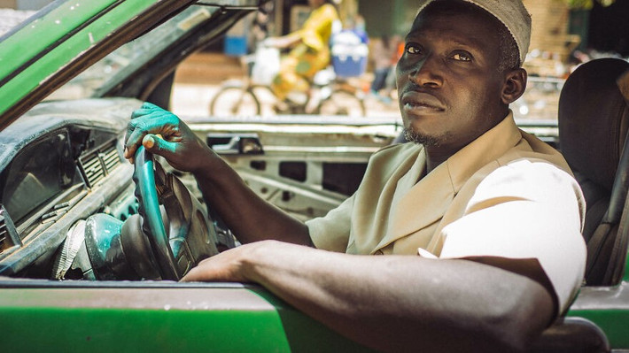 Một tài xế taxi ở Ouagadougou, Burkina Faso.