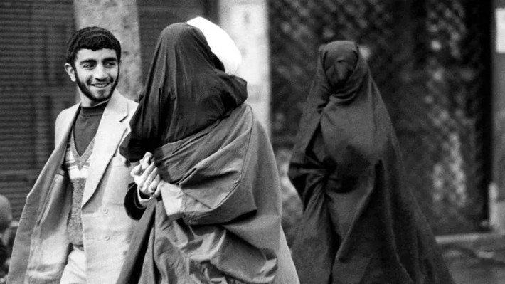 Một gia đình đi cầu nguyện vào Thứ Sáu ở Iran năm 1980, sau cuộc cách mạng Hồi giáo.