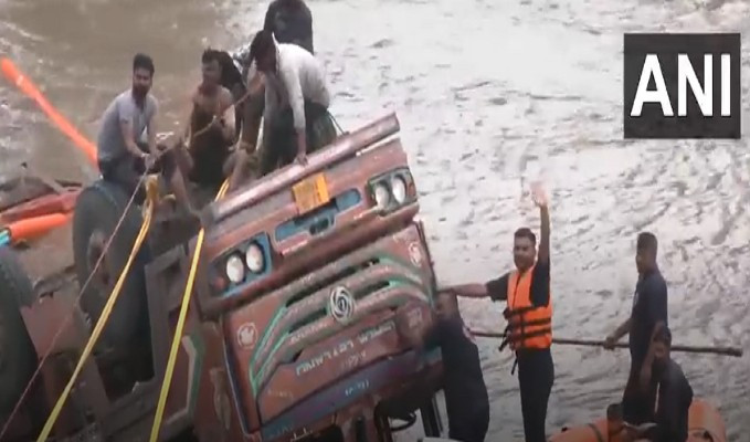 Các nhà chức trách đang mở cuộc điều tra nguyên nhân vụ sập cầu. Ảnh: ANI.