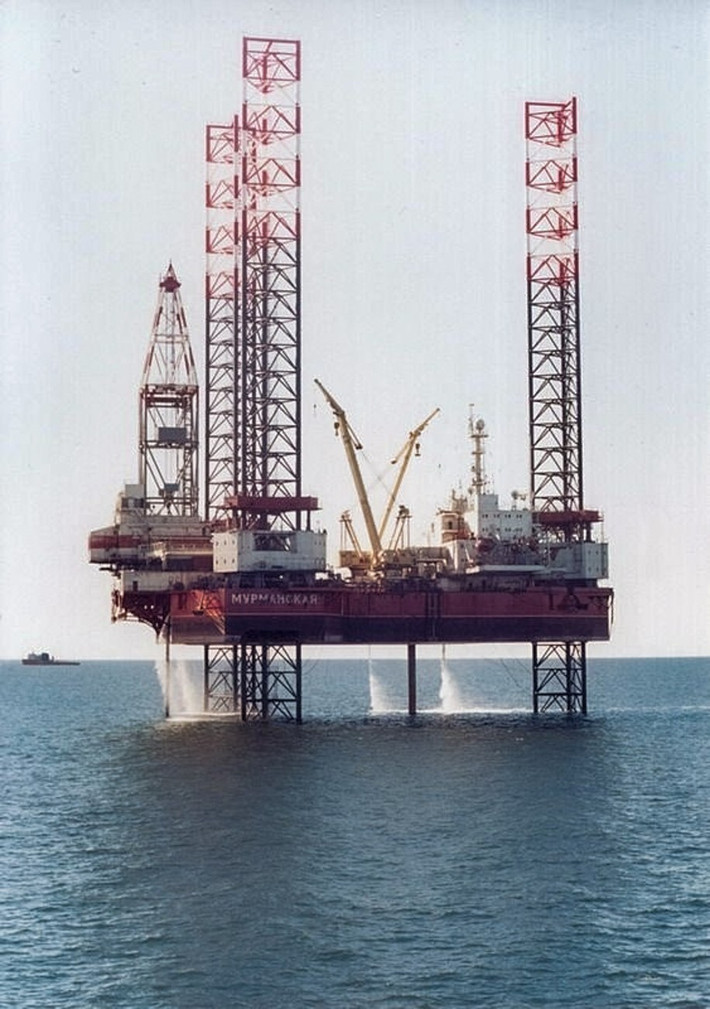 Đến năm 1985, doanh thu từ sản xuất dầu khí ở Liên Xô đạt đến đỉnh cao. Ảnh chụp giàn khoan 'Murmanskaya-20'.