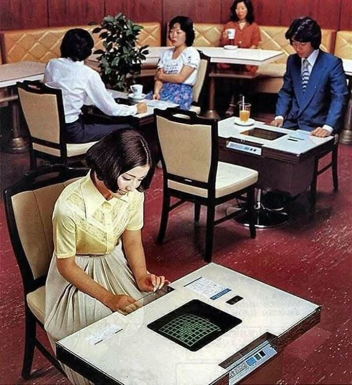 Bên trong một quán cà phê máy tính ở Nhật Bản năm 1978.