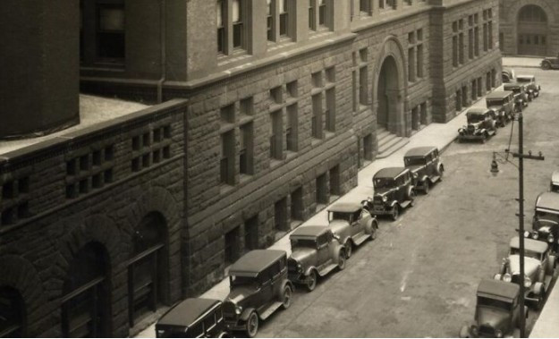 Bức ảnh chụp tại thành phố Chicago, bang Illinois, với hàng xe nối dài những năm 1920.