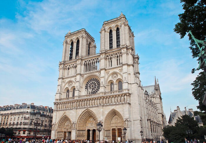 Theo số liệu năm 2019, tháp Eiffel đón khoảng 7 triệu lượt khách tham quan, trong khi nhà thờ Đức Bà Paris đón khoảng 13 triệu lượt khách.