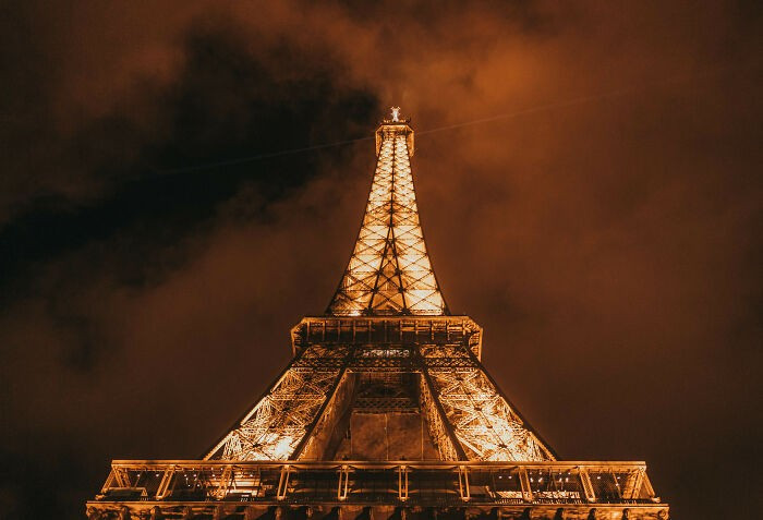 Mỗi lần cần sơn lại tháp Eiffel, người ta phải dùng đến 60 tấn sơn thủ công. Tòa tháp đã được sơn lại 19 lần kể từ khi xây dựng ban đầu, trung bình bảy năm một lần.