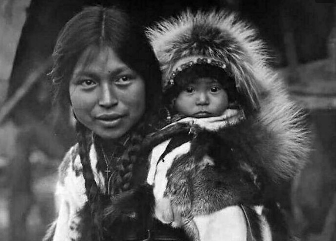 Người mẹ Inuit cõng con ở đảo King, Alaska, năm 1920.