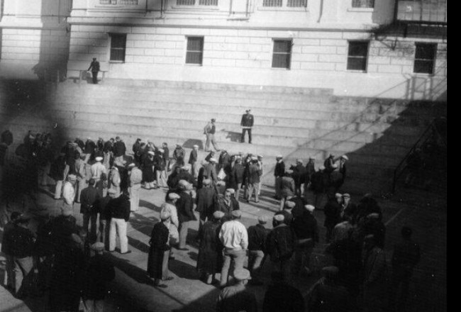 Các tù nhân tụ tập ở khu vực sân tại nhà tù Alcatraz năm 1957. Ảnh: Thư viện Công cộng San Francisco.
