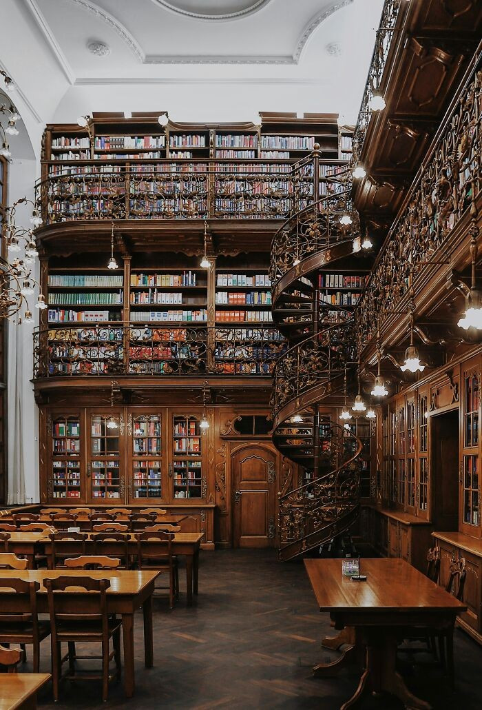 Thiết kế ấn tượng bên trong thư viện Juristische Bibliothek ở Munich, Đức. Đây là một trong những thư viện đẹp nhất thế giới.